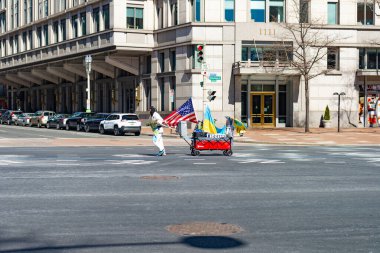 Evsiz protestocular arabalarında pankartlar, ABD ve Ukrayna bayrakları sallıyor.
