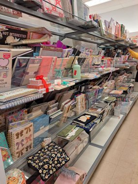 bir süpermarketin kırtasiye bölümünde not defterleri ve egzersiz kitapları.