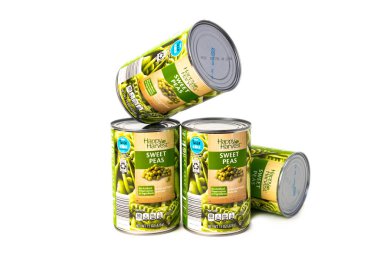 Konserve yeşil bezelyeler, beyaz arka planda metal kutularda sağlıklı vejetaryen yiyecekler.