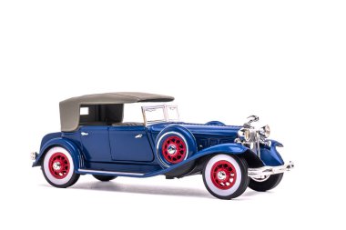 Klasik 1932 Chrysler Imperial Lebaron. Beyaz arka planda izole edilmiş. Oyuncak modeli.