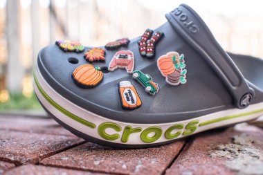 Timsahlar parmak arası terlik dekoratif süslemeler. Jibbitz ekliyor. ayakkabılar için.