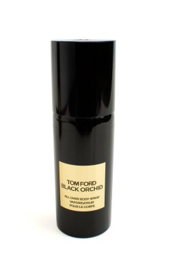 Beyaz arka planda bir şişe Tom Ford Siyah Orkide parfümü.