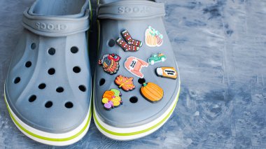 Timsahların parmak arası terlikleri için dekoratif süslemeler, Jibbitz. Ayakkabı açılışları için özel eklentiler.