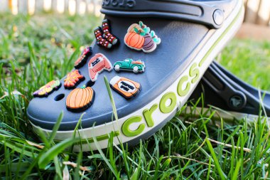 Ayırt edici bir tasarımı olan timsah sandaletleri. Timsahlar için dekoratif terlikler. Jibbitz ekliyor. ayakkabılar için.