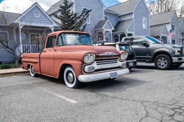 Klasik Ford F100 kamyonet 1960 'lardan kalma..