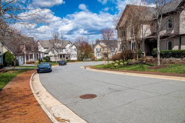 Leesburg, VA 'da garajı olan bekar aile evleri topluluğu..