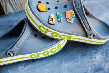 Crocs Jibbitz ayakkabı süslemesi için bir çift gri köpüklü timsah..