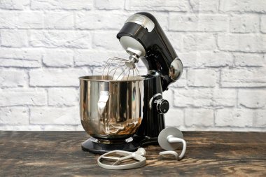 Elektrikli Gezegen Karıştırıcısı masada.