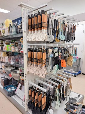 Süpermarket raflarında mutfak malzemeleri var.. 