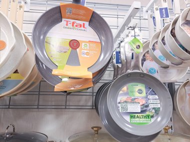 Süpermarkette, satılık bir sürü farklı boyutta kızartma tavası vardır..