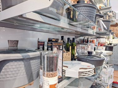 Tezgahtaki metal tencerelere yakın çekim. Bir süpermarkette ev bakımı.