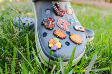Renkli Timsah ayakkabı süslemeleri. Jibbitz eklentilerinin yakın plan görüntüsü
