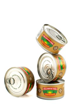 Zeytinyağlı konserve sarı yüzgeçli ton balığı. Beyaz arkaplanda izole edilmiş teneke kutular.