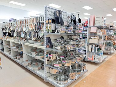 Mutfak malzemeleri tezgahta. Çeşit çeşit tencere tava..