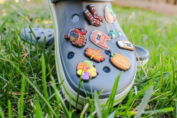 Renkli Timsah ayakkabı süslemeleri. Jibbitz eklentilerinin yakın plan görüntüsü