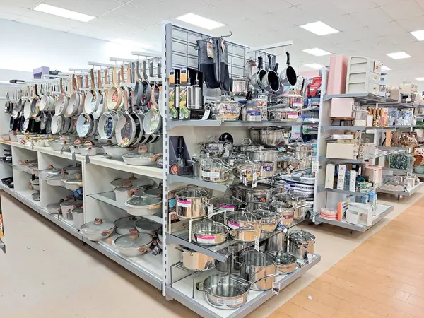 Mutfak malzemeleri tezgahta. Çeşit çeşit tencere tava..