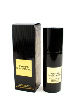 Tom Ford Black Orchid parfümü beyaz arka planda altın etiketli bir sprey ve kutudur..