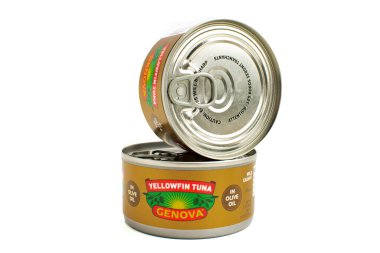 Zeytinyağlı iki konserve sarı yüzgeçli ton balığı. Beyaz bir arkaplanda izole edilmiş.