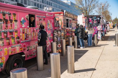 Washington şehir merkezindeki kaldırımda bir sokak yemeği kamyonu..