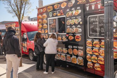 Müşteriler Washington şehir merkezindeki bir yemek kamyonundan yiyecek alıyor..