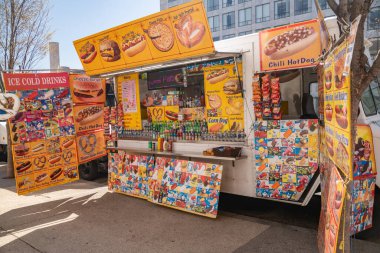 Washington şehir merkezindeki kaldırımda yemek kamyonları. Başkente gelen ziyaretçiler için çeşitli fast food çeşitleri.