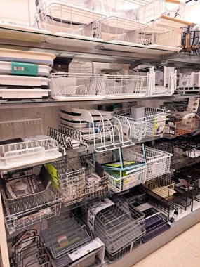 Süpermarketin ev eşyaları bölümünde çeşitli bulaşık sepetleri ve mutfak organizatörleri var..
