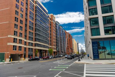 Washington D.C. caddesinde geniş yolları ve bisiklet yolları olan modern apartman daireleri..