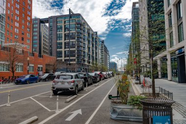 Washington DC 'deki Modern Apartman Binaları. Yol boyunca geniş kaldırımlı ve otoparklı bir cadde..