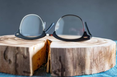Tahta bir kütükte diopterli optik gözlük..