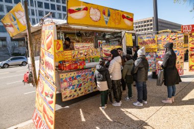 Müşteriler Washington şehir merkezindeki bir yemek kamyonundan yiyecek alıyor..