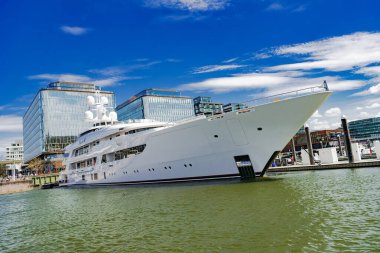 Motorlu süper yat BOARDWALK Washington, DC 'deki Güneybatı Rıhtımı limanında.