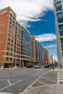 Washington D.C. caddesinde geniş yolları ve bisiklet yolları olan modern apartman daireleri..