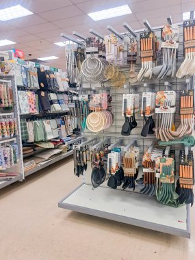 Bir süpermarkette ev eşyaları bölümünde mutfak aletleriyle tezgahlar.. 