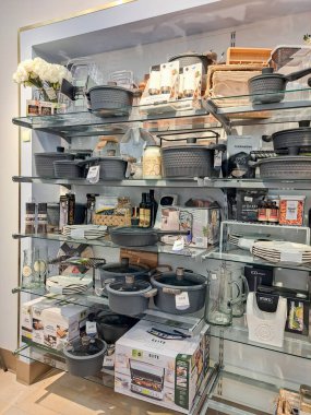 Demir tencere ve tavaları tezgahın üzerinde temiz kapaklarla dökün. Süpermarkette ev bakımı.