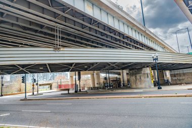 Köprü desteğinin altındaki kavşağın altındaki yol. Demir bir otomobil köprüsünün yapısı.