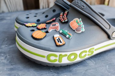 Crocs Jibbitz ayakkabı süslemesi için bir çift gri köpüklü timsah..