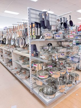 Süpermarketin ev bölümünde cam kapaklı tencere ve tavalar indirimde..