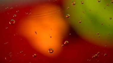 Suda yüzen yağ damlacıklarının makro yakın çekim hareketleri.