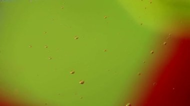 Suda yüzen yağ damlacıklarının makro yakın çekim hareketleri.