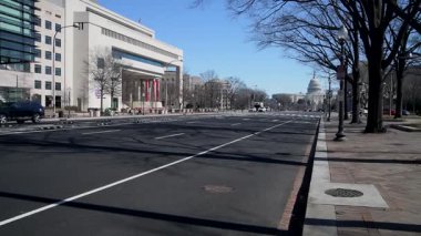 Pennsylvania Bulvarı 'ndan kongre binası ve Washington, DC şehir merkezindeki mimari. Yol ve Otomobiller.