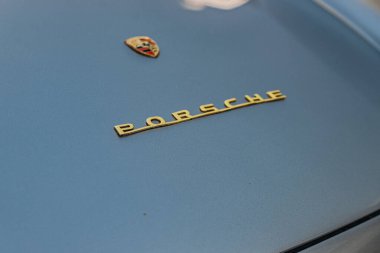 Porsche 'nin kaputunu kapat ve Vintage Silver 1955 Porsche 550 Spyder' ın kaputuna etiketle