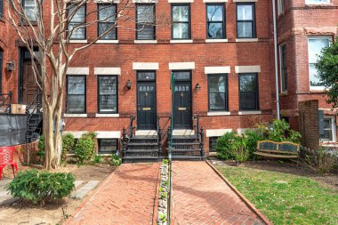 Washington, D.C. 'deki tarihi konak mimarisi. ABD başkentinde konut tuğlalı evler.