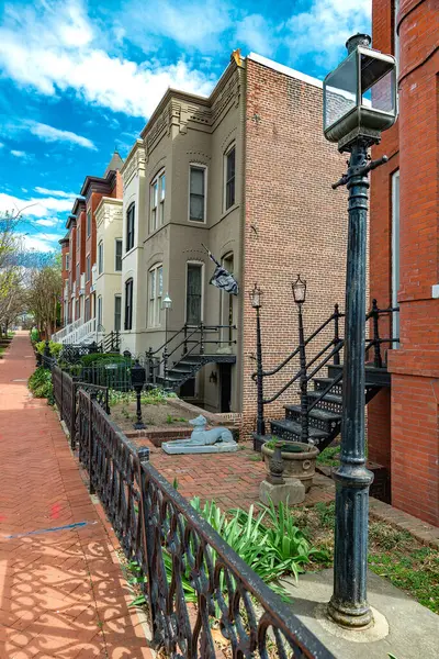 Washington, D.C. 'deki Tarihi Townhouse Mimarisi, Verandalı Brick Colonial Townhouse ve Girişteki Peyzaj.