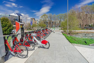 Elektrikli bisiklet kiralama ve şarj istasyonu, Washington, DC 'de yol boyunca bisiklet kiralama standı..