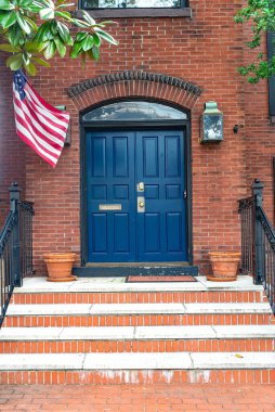 Washington DC 'nin merkezindeki tuğladan bir evde mavi kapısı olan bir kapı..