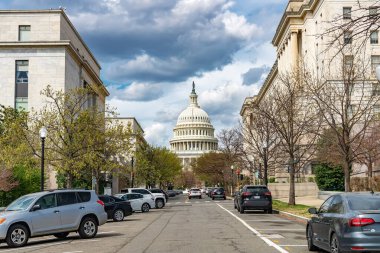 Washington 'daki Capitol' e giden binalar arasındaki yol..