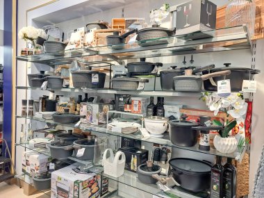 Tezgahtaki metal tencerelere yakın çekim. Bir süpermarkette ev bakımı.