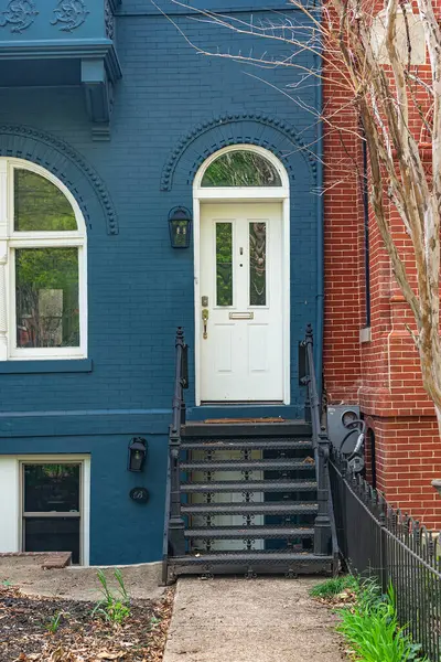 Evin tuğla girişinin ayrıntıları. Ön kapıya çıkan merdivenler..