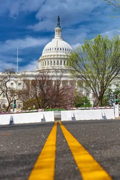 Washington, D.C. 'deki Amerikan Kongresi' ne giden yolda sarı şerit ayrılıyor.