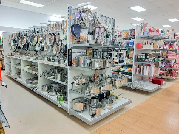 Süpermarkette mutfak malzemeleri satan bir ev bölümü..